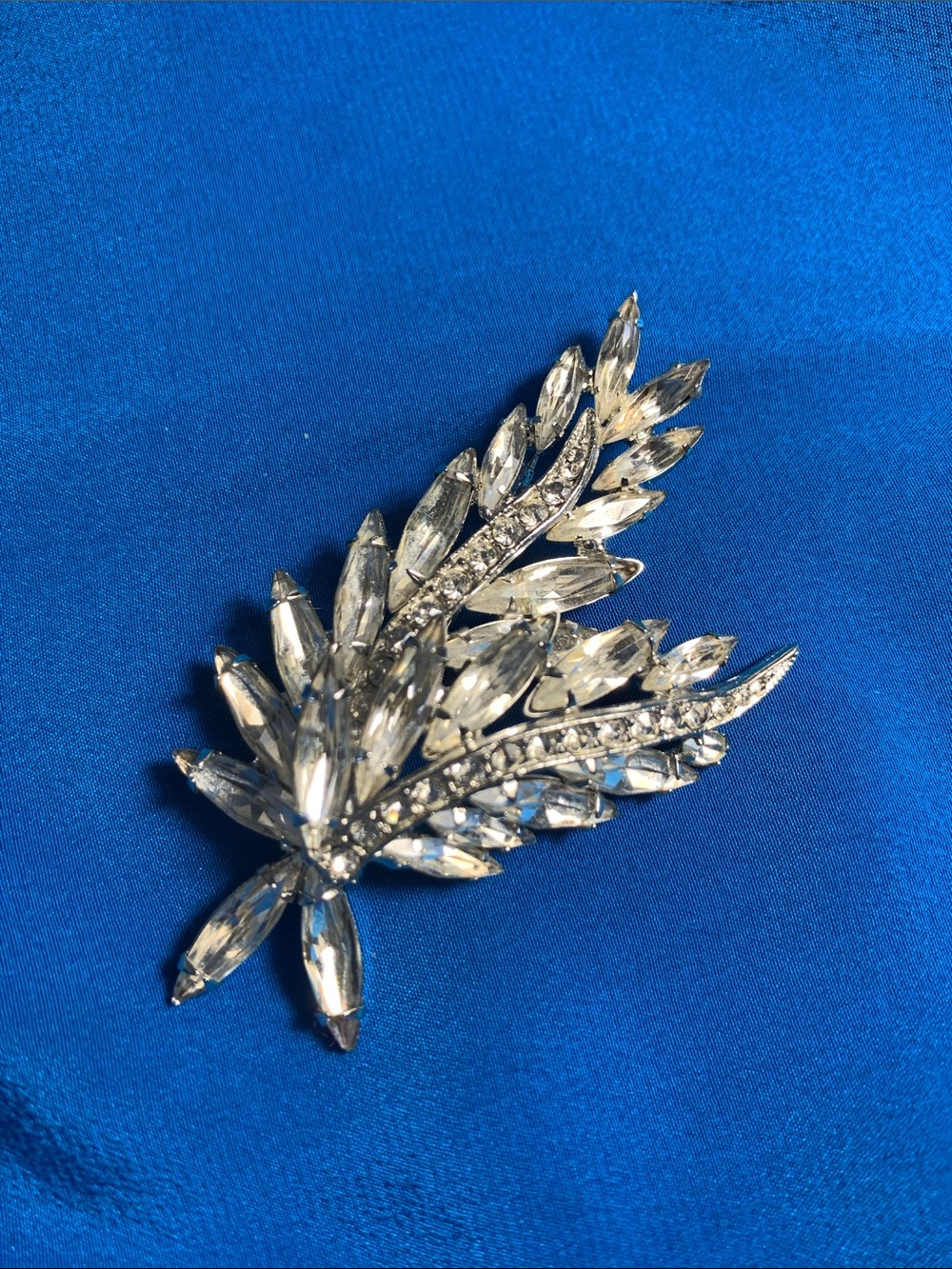 Vintage Weiss Rhinestone Leaf Brooch